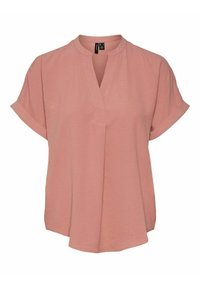 Haut à manches courtes et encolure arrondie en tissu rose doux, présentant une coupe ample avec un pli à l'avant et des manches retroussées.