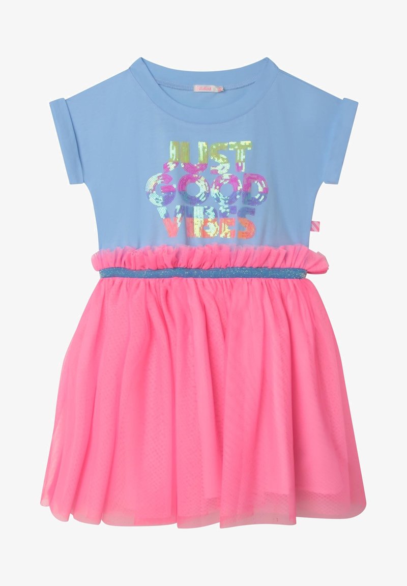 Robe bleue à manches courtes avec jupe en tulle rose, taille scintillante et texte multicolore à sequins « JUST GOOD VIBES » sur la poitrine.