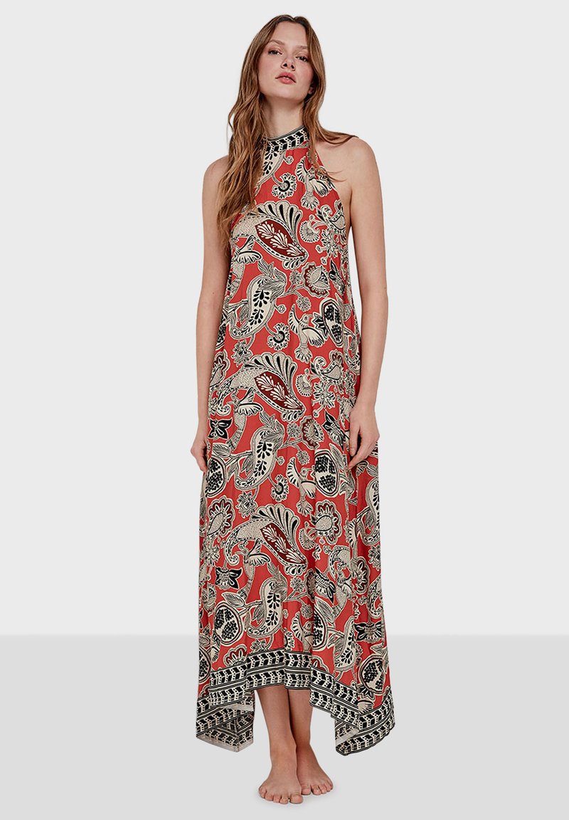Vestido maxi en coral con patrones florales y de cachemira en blanco y negro, diseño de cuello halter y dobladillo asimétrico. La tela parece ligera.
