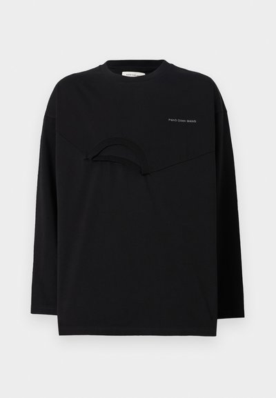 Camiseta negra de manga larga hecha de algodón. Presenta un detalle de corte curvado en el pecho y un sutil bordado del logo en la parte superior izquierda. El diseño es minimalista.
