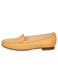 Gelbe Lederloafers mit gestepptem Zehenbereich, flacher brauner Sohle und minimalistischen Akzenten an der Seite. Ganze Oberfläche mit glatter Textur.