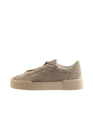 Beige ruskind lav-top sneaker med tyk gummisål og snørelukning, vist fra siden på en hvid baggrund.