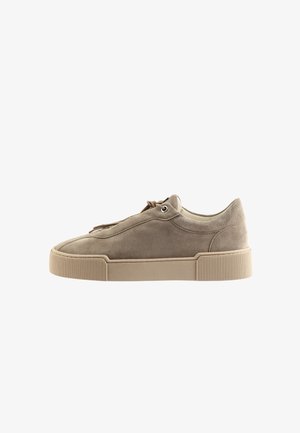 Beige ruskind lav-top sneaker med tyk gummisål og snørelukning, vist fra siden på en hvid baggrund.