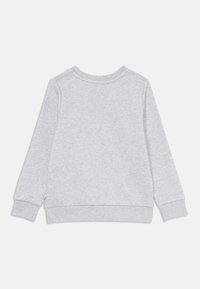 Γκρι φούτερ με μακριά μανίκια, στρογγυλή λαιμόκοψη και ραμμένες μανσέτες. Μαλακό ύφασμα με υποτονική υφή. Χωρίς έντονα λογότυπα ή σχέδια.