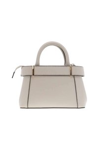 Sac à main beige structuré en cuir avec double poignées rondes, un accent métallique en haut et une fermeture zippée. Forme rectangulaire avec finition texturée.