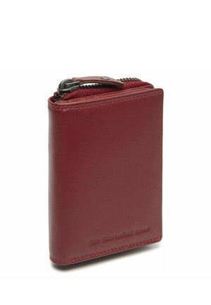 Kompakte burgunderrote Lederbrieftasche mit einem Reißverschluss-Münzfach und eingeprägtem Markennamen in der unteren rechten Ecke.