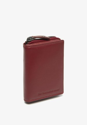 Kompakte burgunderrote Lederbrieftasche mit einem Reißverschluss-Münzfach und eingeprägtem Markennamen in der unteren rechten Ecke.