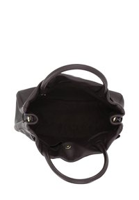 Sac fourre-tout en cuir marron foncé avec deux poignées rondes. Le design sans fermeture éclair révèle un intérieur spacieux avec un doublure douce et sans compartiments supplémentaires.