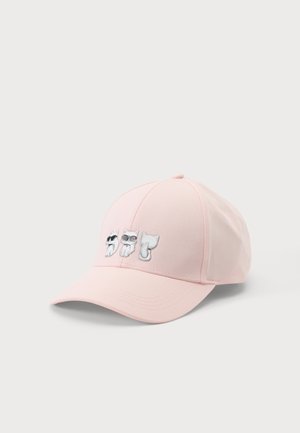 Gorra de béisbol rosa claro con tres pequeños adornos plateados de gato que llevan gafas de sol en el panel frontal.