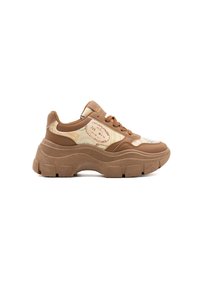 Klobige braune Sneakers mit einer geschichteten Sohle, ausgestattet mit einem cremefarbenen Obermaterial, das mit bunten, kartenähnlichen Mustern verziert ist und einem Logo-Tag an der Seite.