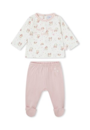 Camiseta blanca de bebé de manga larga con estampados rosas de ratones y texto "hola pequeño bebé", combinada con pantalones rosas con pies y diseños de corazones.