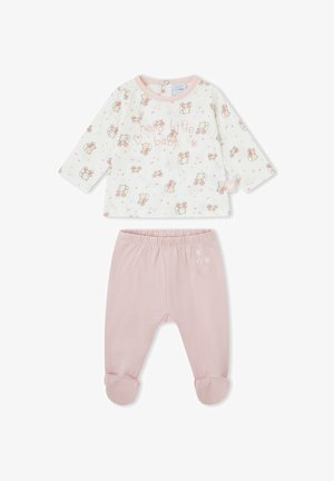 Camiseta blanca de bebé de manga larga con estampados rosas de ratones y texto "hola pequeño bebé", combinada con pantalones rosas con pies y diseños de corazones.