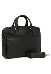 Borsa per laptop in pelle nera con due manici superiori, finiture in argento, design piatto, tasca frontale con cerniera e tracolla regolabile.