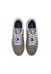 Grå sneakers med nätmaterial, blå accenter, krämfärgade snören och gummisulor. Har logotyp och strukturerade överlägg på ovansidan.