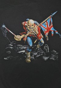 Černé tričko s ilustrací postavy se skeletovým obličejem v červené vojenské uniformě, mávající roztrhanou vlajkou Unie.