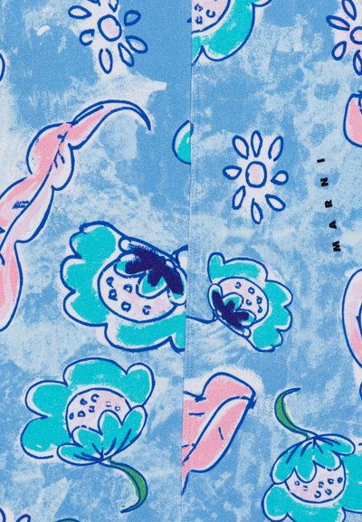 Mėlynas audinys su abstrakčiais gėlių raštais turkio, rožinės ir tamsiai mėlynos spalvų deriniu, prie centro siūlės subtilus „Marni“ logotipas.