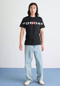 Jordan AIR STRETCH CREW - Trükipildiga T-särk - black/white/gym red