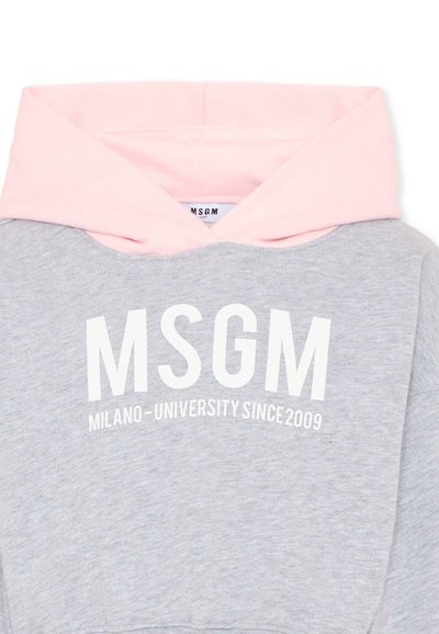 Sudadera gris con capucha rosa y texto blanco "MSGM Milano - University Since 2009" impreso en el pecho.