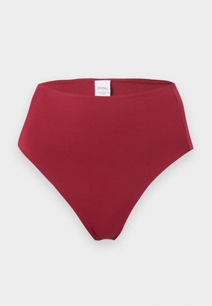 Μαγιό μπικίνι σλιπ σε σκούρο κόκκινο χρώμα με ψηλή μέση, χωρίς ραφές, με μικρή ετικέτα της μάρκας στο εσωτερικό της πίσω μέσης, τοποθετημένο επίπεδο σε λευκό φόντο.