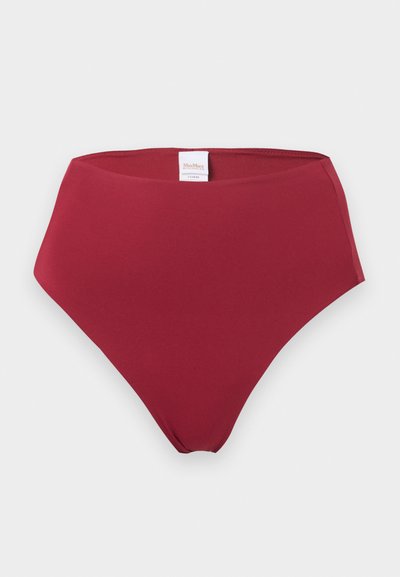 Μαγιό μπικίνι σλιπ σε σκούρο κόκκινο χρώμα με ψηλή μέση, χωρίς ραφές, με μικρή ετικέτα της μάρκας στο εσωτερικό της πίσω μέσης, τοποθετημένο επίπεδο σε λευκό φόντο.