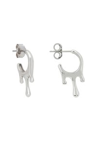 Pendientes de gota de plata con un diseño abstracto que presentan una superficie lisa y reflectante, además de un cierre de gancho para un uso seguro.