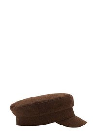 Șapcă maro cu textură, cu partea superioară plată și o vizieră scurtă și rigidă, expusă pe un fundal alb.