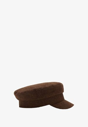 Șapcă maro cu textură, cu partea superioară plată și o vizieră scurtă și rigidă, expusă pe un fundal alb.