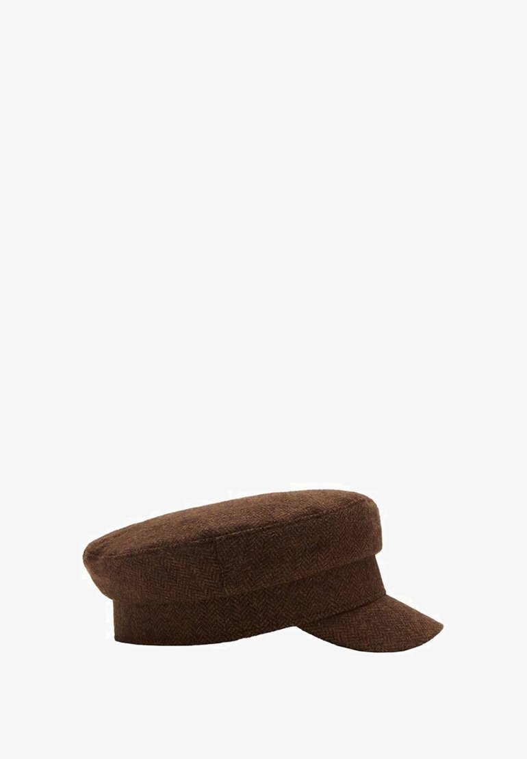 Hnedá textúrovaná látková čiapka s plochým vrchom a krátkym pevným šiltom, zobrazená na bielom pozadí.