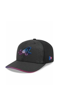 Czarna czapka z usztywnioną konstrukcją, z wyraźnym gradientowym logo w odcieniach niebieskiego i różowego. Daszek ma dopasowany różowy akcent.