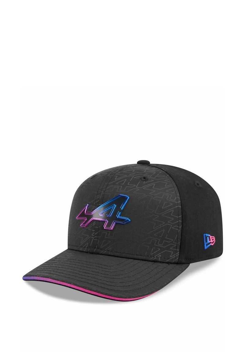 Czarna czapka z usztywnioną konstrukcją, z wyraźnym gradientowym logo w odcieniach niebieskiego i różowego. Daszek ma dopasowany różowy akcent.