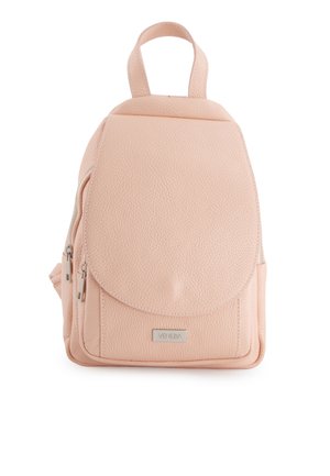 Mały jasnoróżowy skórzany plecak z górnym uchwytem, przednią klapką, bocznymi kieszeniami na zamek oraz srebrną tabliczką marki „Venezia” na przedzie.