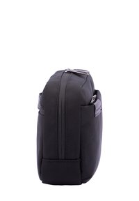 Borsa nera in tessuto testurizzato, di forma rettangolare, con chiusura a zip superiore e tasca laterale. Presenta un design minimalista e materiale resistente.