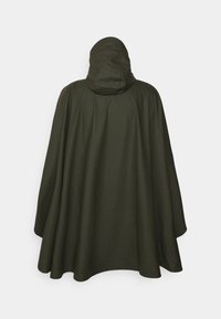 Olivenfarvet poncho med hætte, der har en løs, svajende silhuet og blødt, vandafvisende stof. Ingen synlige lukninger eller detaljer.