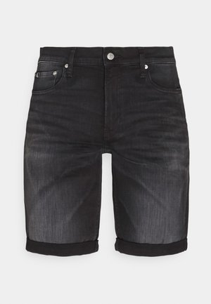 Shorts en denim noir pour hommes avec revers roulés, fermeture à boutons et glissière à l'avant, passants pour ceinture et poches avant.
