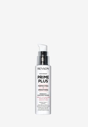 Revlon PhotoReady Prime Plus, une bouteille blanche lisse avec une pompe argentée, arborant un texte noir et des accents rouges, indique un primer pour soins de la peau et maquillage.