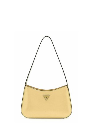 Sac à bandoulière beige Guess avec plaque logo triangulaire et une fine sangle longue sur fond blanc.