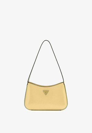 Sac à bandoulière beige Guess avec plaque logo triangulaire et une fine sangle longue sur fond blanc.