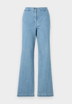 Helle blaue Jeans im Schlag-Stil mit hoher Taille, ausgestattet mit einem Knopfverschluss und kontrastierenden Nähten. Glatte Textur, lässiges Design.