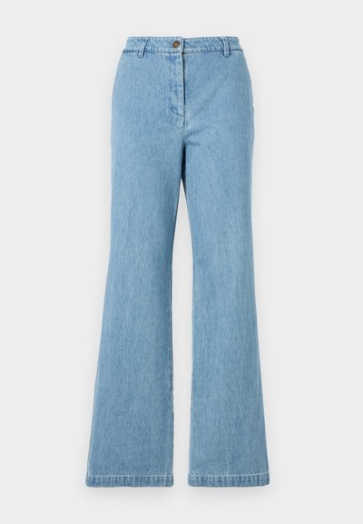 Lyseblå denim bukser med svømmeben og høj talje, med knaplukning og kontraststing. Glat tekstur, afslappet design.