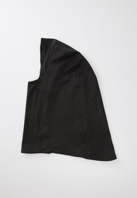 Fekete ujjatlan felső, kapucnival. Simító, rugalmas anyagból készült, varrás részletekkel és cipzáras záródással az alján.