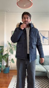 Ναυτικό πούφφιν μπουφάν με κουκούλα επενδεδυμένη με γούνα, κλείσιμο με φερμουάρ και κουμπιά, δύο μπροστινές τσέπες, πλισέ σχέδιο και ριμπ μανσέτες.