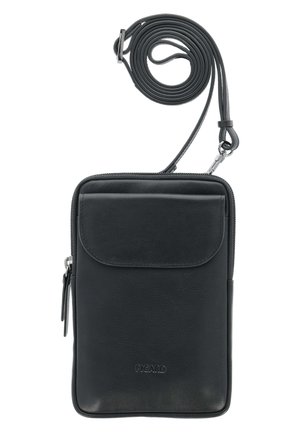 Zwarte leren schoudertas met een ritsluiting, een voorklepzak en een verstelbare schouderband. Heeft een gladde textuur en subtiele branding.