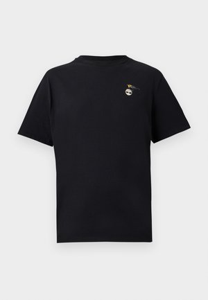 Fekete, rövid ujjú, kerek nyakú póló kis fehér fa logóval és sárga pillangó részlettel a bal felső mellrészen.