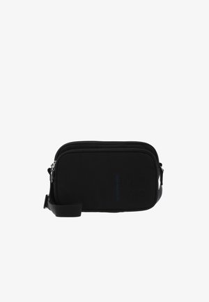 Schwarze rechteckige Crossbody-Tasche mit zwei Reißverschlussfächern und verstellbarem Schulterriemen vor weißem Hintergrund.