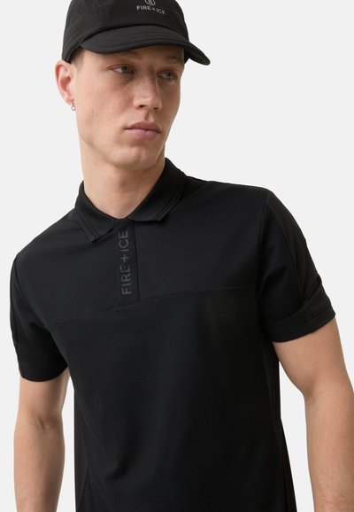 Černé polo tričko s texturovaným horním panelem, krátkými rukávy a potiskem loga na légu. Hladký materiál s vypasovaným střihem.