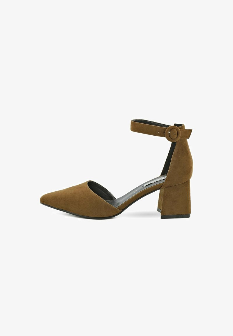 Scarpa alta in suede marrone con punta affusolata, cinturino alla caviglia con dettaglio di bottone tondo e tacco a blocco spesso.