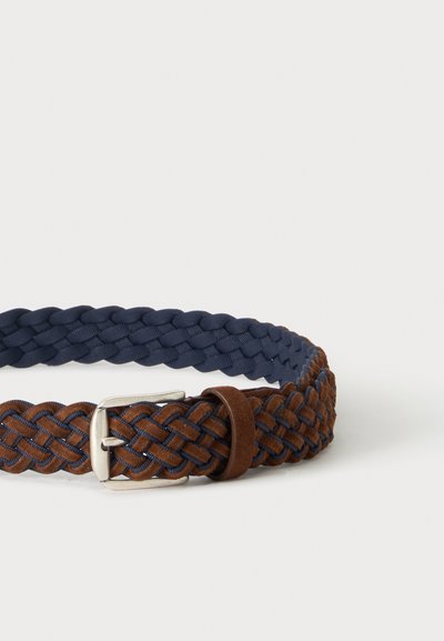 Ceinture tressée en tissu bleu marine et marron avec une boucle métallique argentée sur fond blanc.