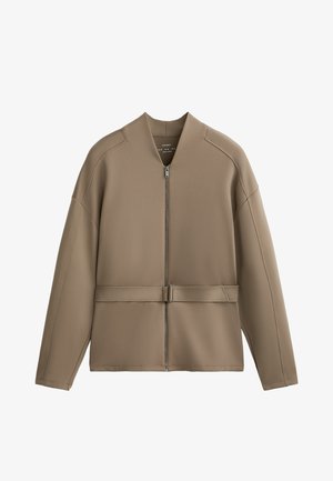 Brązowa, lekka kurtka zapinana na zamek z szalowym kołnierzem, w oversize'owym kroju, z paskiem w talii i płaskimi szwami, wykonana z gładkiego materiału.