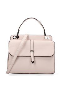 Sac à main en cuir rose structuré avec une poignée supérieure et une bandoulière amovible. Il dispose d'un rabat à l'avant et d'accents métalliques sur la fermeture.