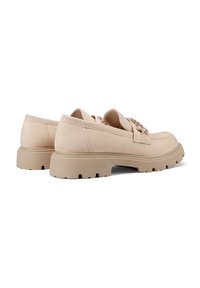 Mocassini in suede beige con suola in gomma spessa, caratterizzati da una minuteria decorativa sulla parte anteriore. Design con punta arrotondata e tacco basso.